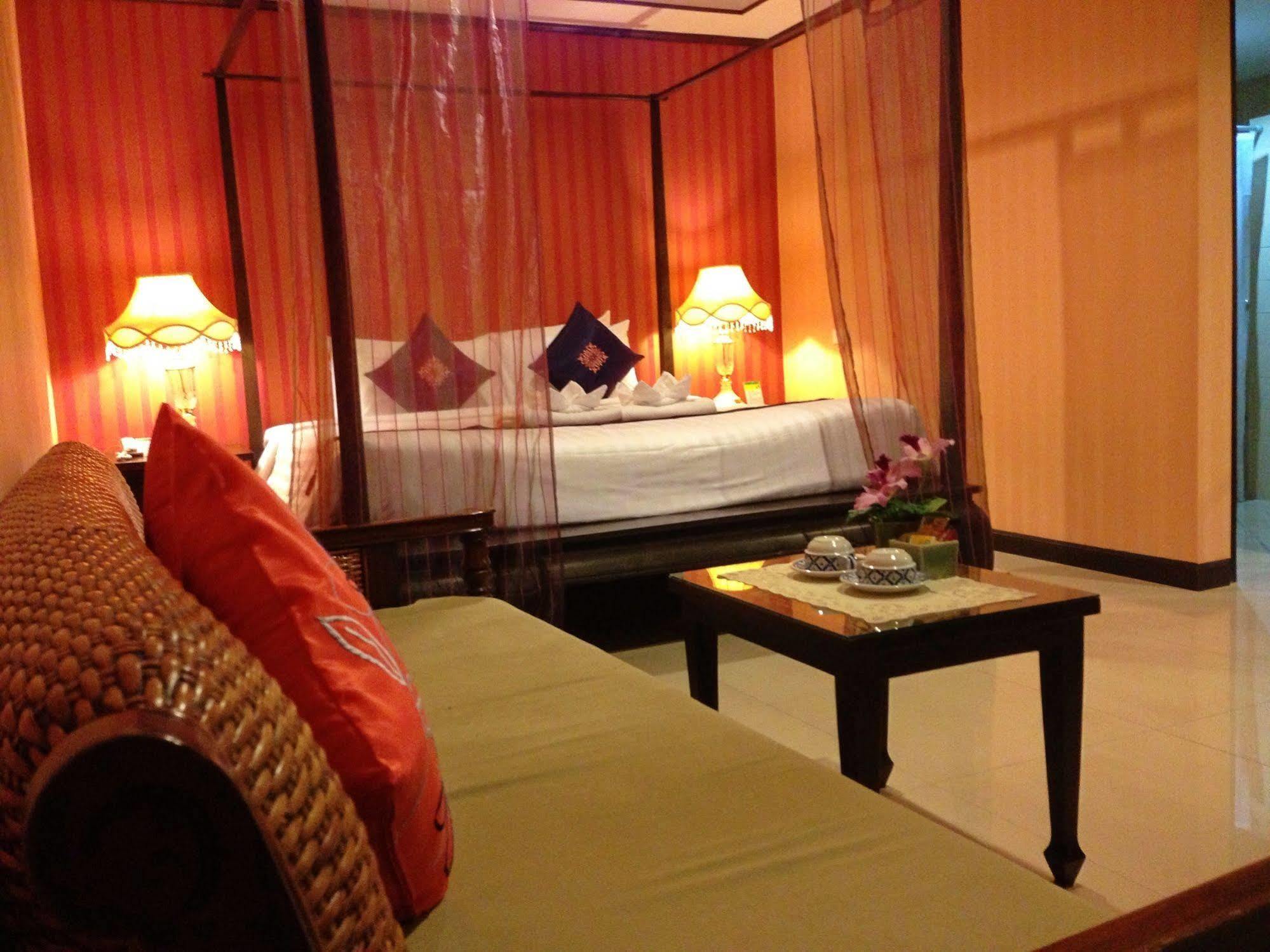 Na Thapae Hotel Chiang Mai Bagian luar foto